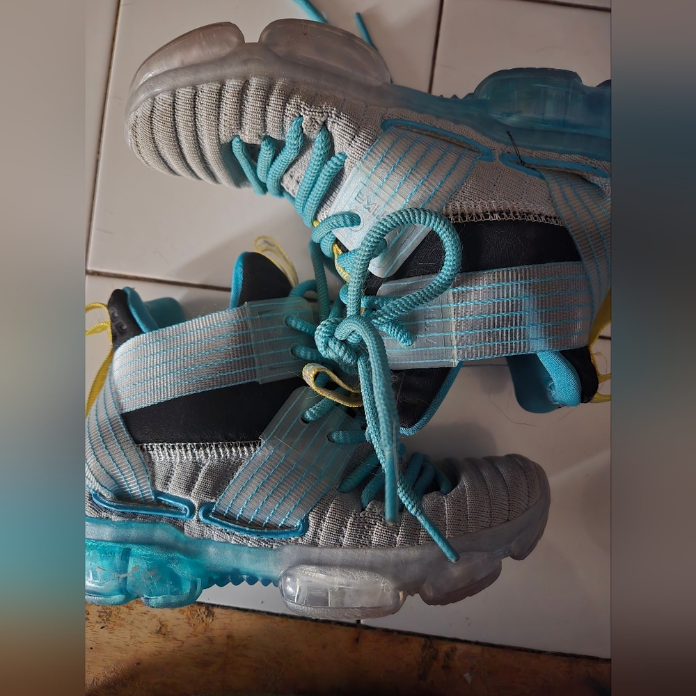 Basketball shoes